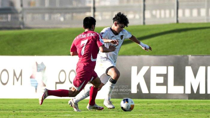 MENGGIRING BOLA - Mathew Baker (jersey putih) menggiring bola pada laga Timnas U17 Indonsia vs Korea Utara di perempat final Piala Asia U17 2025 pada Senin (14/4/2025) malam WIB. (Dok. PSSI)