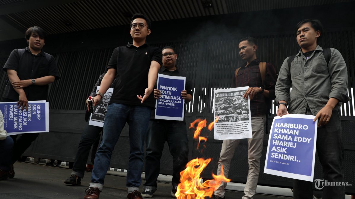 AKSI RKUHAP - Sejumlah massa dari Lokataru Foundation melakukan aksi di depan Gerbang Pancasila, Gedung DPR/MPR, Jakarta, Jumat (11/7/2025). Aksi tersebut sebagai protes terhadap proses pembahasan Rancangan Kitab Undang-Undang Hukjm Acara Pidana (RKUHAP) yang dinilai tidak partisipatif dan tertutup dari pengawasan publik. TRIBUNNEWS/IRWAN RISMAWAN