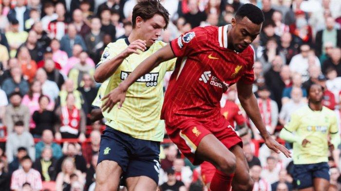 Ryan Gravenberch (Liverpool) saat diganggu pemain Southampton dalam lanjutan matchday ke-28 Liga Inggris 2024/2025 di Anfield pada Sabtu (8/3/2025) malam WIB. (Instagram Liverpool)