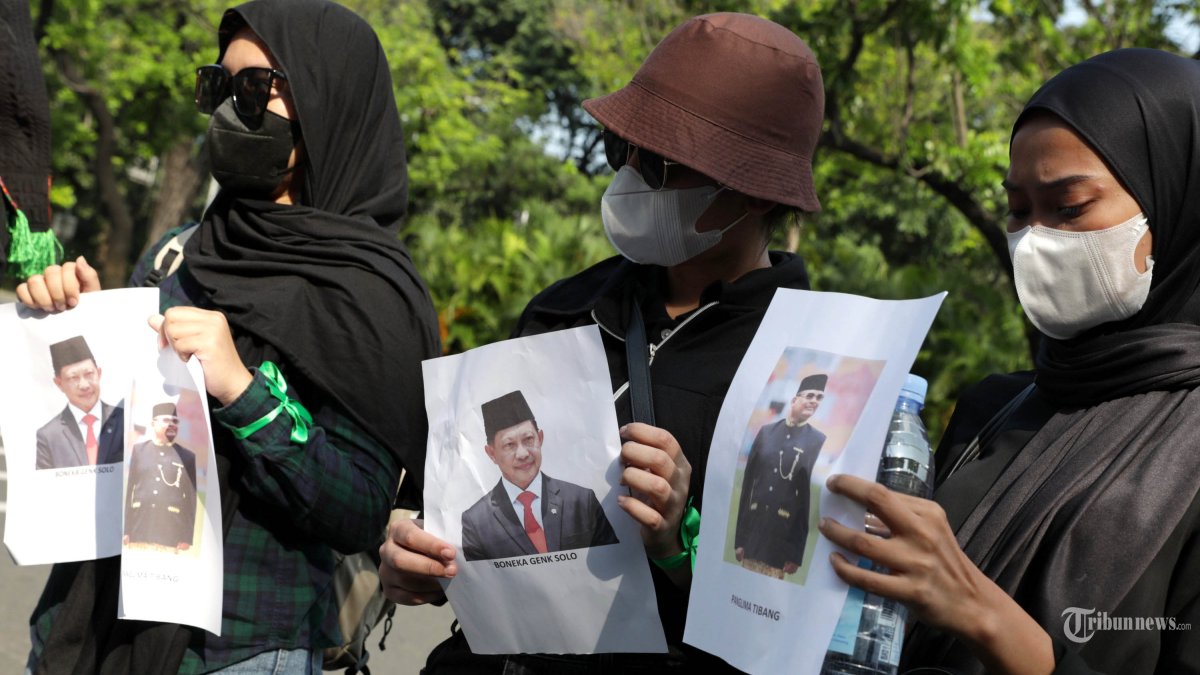 PULAU ACEH - Massa dari Persatuan Mahasiswa Aceh Jakarta Raya melakukan aksi unjuk rasa di depan Gedung Kementerian Dalam Negeri, Jakarta, Jumat (13/6/2025). Dalam aksinya mereka menuntut pembatalan surat keputusan Kemendagri atas pencaplokan empat pulau di Aceh. TRIBUNNEWS/IRWAN RISMAWAN