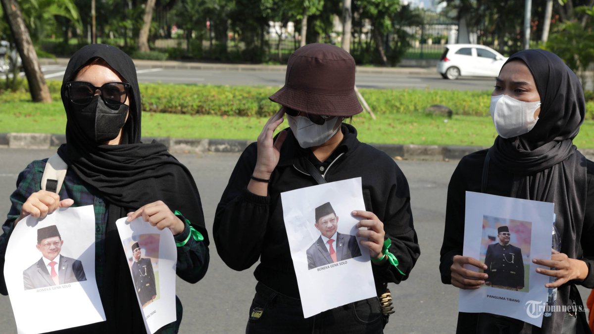PULAU ACEH - Massa dari Persatuan Mahasiswa Aceh Jakarta Raya melakukan aksi unjuk rasa di depan Gedung Kementerian Dalam Negeri, Jakarta, Jumat (13/6/2025). Dalam aksinya mereka menuntut pembatalan surat keputusan Kemendagri atas pencaplokan empat pulau di Aceh. TRIBUNNEWS/IRWAN RISMAWAN