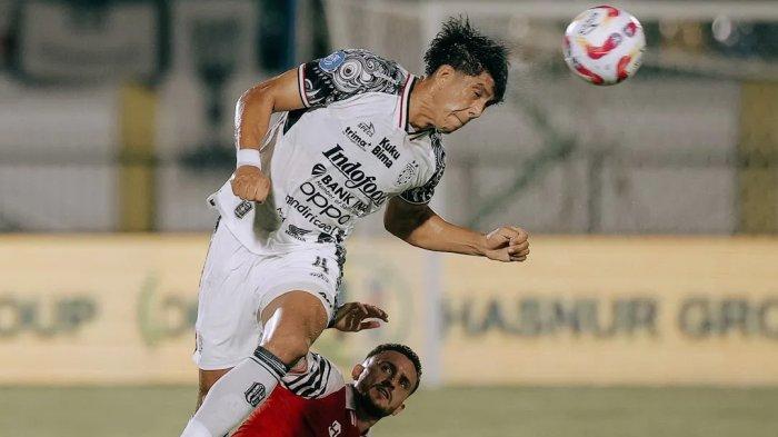 AKSI ELIAS DOLAH - Aksi bek Bali United, Elias Dolah saat menghalau bola pada pertandingan melawan Barito Putera dalam pekan ke-24 Liga 1 di Stadion Demang Lehman Martapura, Senin (24/2/2025) malam WIB. Bali United gagal kudeta Persija Jakarta di papan klasemen.