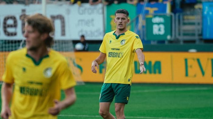 Aksi bek Timnas Indonesia, Justin Huber menjalani pertandingan debutnya bersama Fortuna Sittard