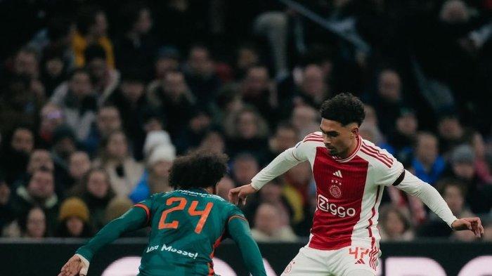 AKSI TRISTAN GOOIJER - Aksi bek kanan Ajax Amsterdam, Tristan Gooijer (kanan) yang memiliki keturunan Indonesia. Kini dikabarkan sudah dihubungi PSSI.