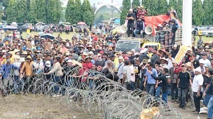 Aksi demo ribuan petani singkong