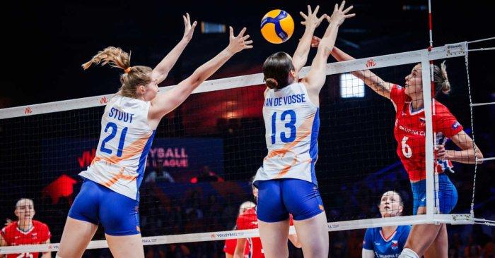 BELANDA VNL - Aksi duel Ceko vs Belanda di Volleyball Nations League (VNL) putri 2025 pekan tiga, pada Sabtu (12/7/2025) malam WIB. Belanda berhasil mengalahkan Ceko dalam drama 5 set.