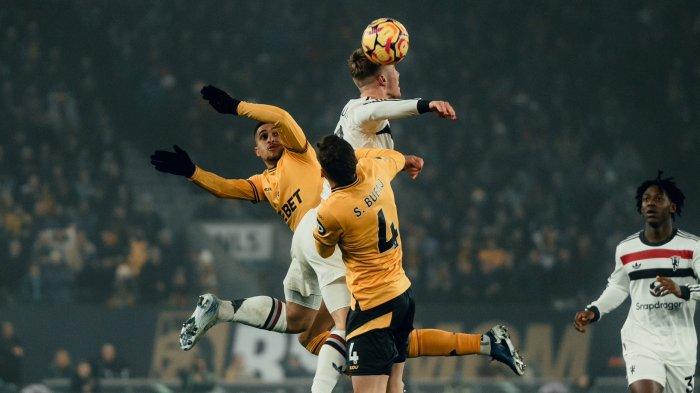 AKSI PEMAIN MU - Aksi duel Wolves vs Manchester United pada laga Boxing Day pekan ke-18 Liga Inggris, Jumat (27/12/2024) dini hari WIB.