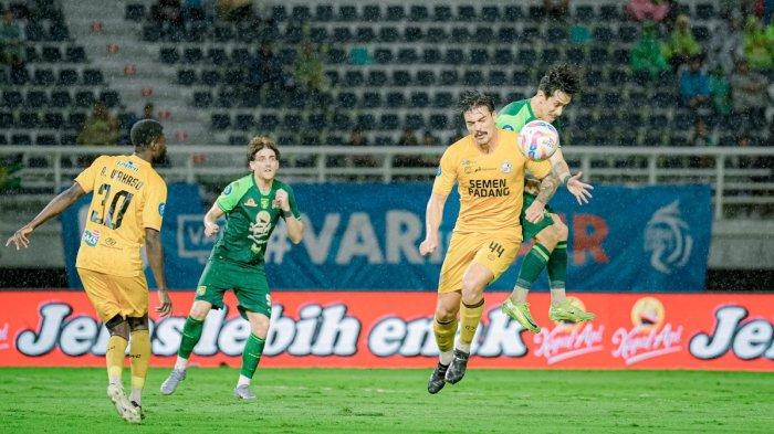 PERSEBAYA VS PADANG - Aksi duel gelandang Persebaya Surabaya, Fransisco Rivera (kanan) saat melawan Semen Padang pada pekan ke-32 Liga 1, di Stadion Gelora Bung Tomo, Minggu (11/5/2025) malam WIB.