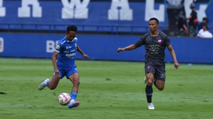 PERSIB VS PERSIS - Aksi geladang Persib Bandung, Beckham Putra (kiri) saat melawan Persis Solo pada pekan terakhir Liga 1 di Stadion Gelora Bandung Lautan Api (GBLA), Sabtu (24/5/2025) sore WIB.