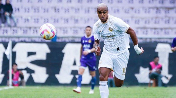 Aksi gelandang Arema FC, William Moreira pada laga Derbi Jatim antara Persik Kediri vs Arema FC Pekan 15 Liga 1, Senin (16/12/2024) sore WIB.
