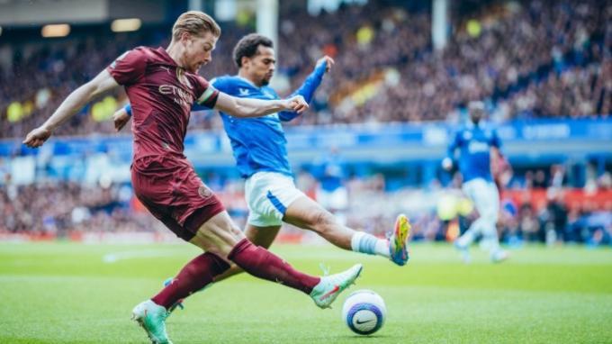AKSI DE BRUYNE - Aksi gelandang Manchester City, Kevin De Bruyne (kiri) saat melawan Everton pada pekan 33 Liga Inggris di Goodison Park, Sabtu (19/4/2025) malam WIB. Manchester City berhasil menang dengan skor 2-0. (Laman Resmi Manchester City).