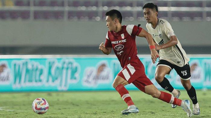 Aksi gelandang Persis Solo, Sho Yamamoto saat melawan PSM makassar pada pekan ke-18 Liga 1, Senin (13/1/2025) malam WIB.
