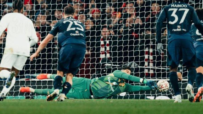 Aksi kiper Manchester United, Altay Bayindir saat menepis tendangan penalti Arsenal pada babak ketiga Piala FA, Minggu (12/1/2025) malam WIB.