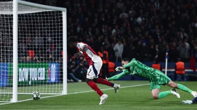 PSG VS ARSENAL - Aksi kiper PSG, Gianluigi Donnarumma (kanan) saat menghadang winger Arsenal, Bukayo Saka (kiri) pada pertandingan leg kedua semifinal Liga Champions di Parc des Princes, pada Kamis (8/5/2025) dini hari WIB. PSG berhasil menang dengan skor 2-1.