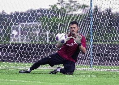 EMIL AUDERO - Aksi kiper Timnas Indonesia, Emil Audero saat menjalani latihan di Bali United Traing Center, Gianyar, pada Selasa (27/5/2025) sore WIB. Timnas Indonesia mempersiapkan diri untuk melawan China dan Jepang di Kualifikasi Piala Dunia 2026.