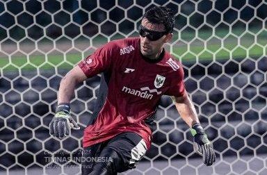 EMIL AUDERO - Aksi kiper Timnas Indonesia, Emil Audero saat menjalani latihan menggunakan kacamata Hitam di Bali United Traing Center, Gianyar, pada Selasa (27/5/2025) sore WIB.