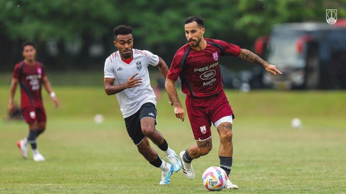 Aksi pemain Persis Solo, Jordy Tutuarima saat melawan Malut United