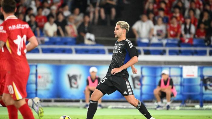 AKSI SANDY WALSH - Aksi pemain Timnas Indonesia, Sandy Walsh yang kini membela klub asal Jepang Yokohama F Marinos, menghadapi Liverpool pada pertandingan uji coba pramusim, Rabu (30/7/2025) malam WIB.