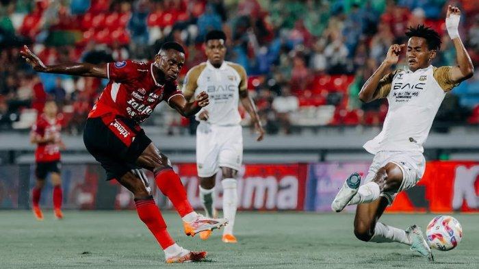 AKSI PRIVAT MBARGA - Aksi penyerang Bali United, Privat Mbarga (kiri) bersiap melepaskan tembakan ke arah gawang Dewa United, pada pertandingan pekan 28 Liga 1 di Stadion Kapten I Wayan Dipta, Kamis (10/4/2025) malam WIB.
