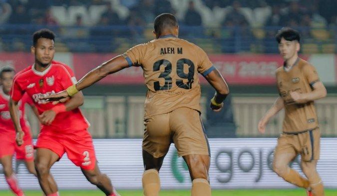ALEX MARTINS - Aksi penyerang Dewa United, Alex Martins saat melawan Liga Indonesia All Star pada laga perebutan juara ketiga Piala Presiden 2025 di Stadion Si Jalak Harupat, pada Sabtu (12/7/2025) malam WIB.