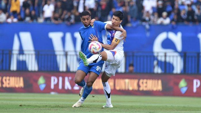 PERSIB VS PORT - Aksi penyerang Persib Bandung, Uilliam Barros saat melawan Port FC pada laga perdana Piala Presiden 2025, Minggu (6/7/2025) sore WIB. Persib Bandung takluk dengan skor 0-2.