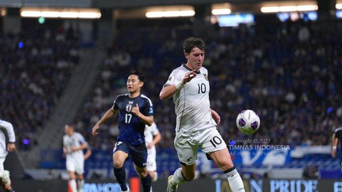 JEPANG VS INDONESIA - Aksi penyerang Timnas Indonesia, Ole Romeny saat melawan Jepang di laga pamungkas Grup C Kualifikasi Piala Dunia 2026, pada Selasa (10/6/2025). Timnas Indonesia takluk dengan skor 0-6.