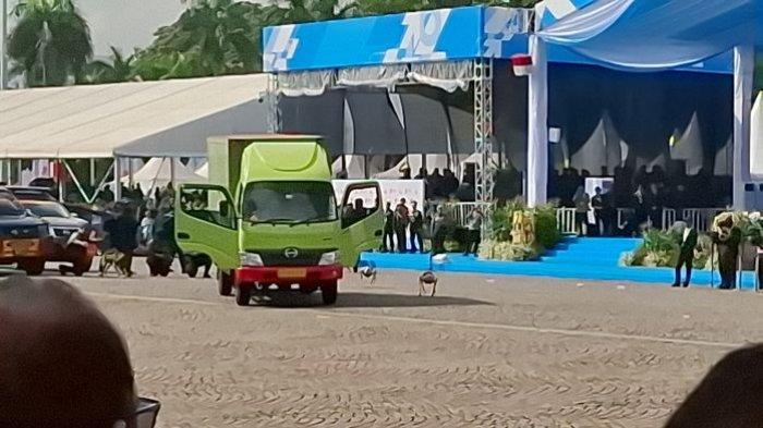 HARI BHAYANGKARA KE-79 - Aksi robot dog K9 Polri yang menunjukkan kebolehannya saat membantu tugas anggota Polri dalam perayaan Hari Bhayangkara ke-79 di Kawasan Silang Monas, Jakarta Pusat, Selasa (1/7/2025). Terlihat robot dog K9 Polri bisa mendeteksi ada bom atau tidak. (Tribunnews.com/Abdi Ryanda Shakti).