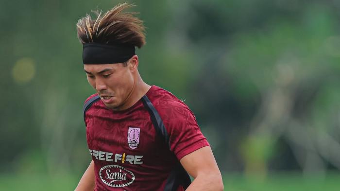 Aksi striker anyar Persis Solo, Kodai Tanaka saat uji coba pramusim melawan Malut United