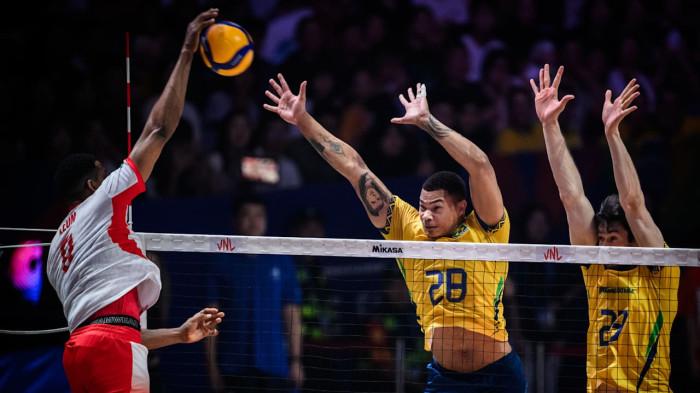 Aksi tim voli Polandia saat mengalahkan Brazil dalam duel semifinal VNL 2025 Putra