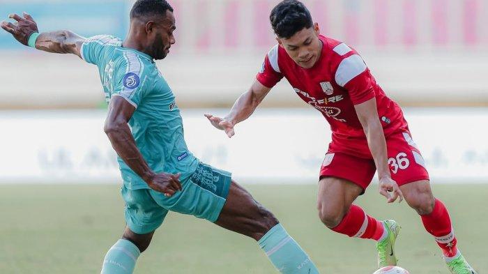 PSBS VS PERSIS - Aksi winger Persis Solo, Althaf Indie (kanan) saat melawan PSBS Biak pada pekan ke-32 Liga 1 di Stadion Lukas Enembe, Minggu (11/5/2025) sore WIB.