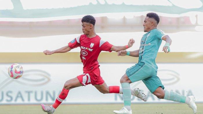 PSBS VS PERSIS - Aksi winger Persis Solo, Fransiskus Alesandro melepaskan tembakan ke gawang PSBS Biak pada pekan ke-32 Liga 1 di Stadion Lukas Enembe, pada Minggu (11/5/2025) sore WIB.