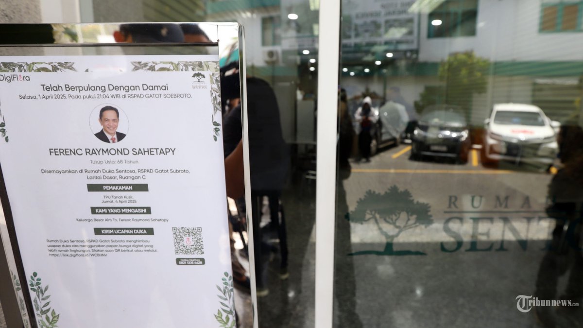 RAY SAHETAPY - Keluarga serta kerabat melayat almarhum Ray Sahetapy di rumah duka sentosa, RSPAD Gatot Subroto, Jakarta Pusat, Rabu (2/4/2025). Aktor senior Ray Sahetapy meninggal pada usia 68 tahun, diketahui Ray Sahetapy sempat dikabarkan mengalami gangguan kesehatan dalam beberapa tahun terakhir. Pada 2023 keluarga mengungkapkan bahwa Ray Sahetapy mengidap stroke yang mempengaruhi kondisi fisiknya. Tribunnews/Jeprima