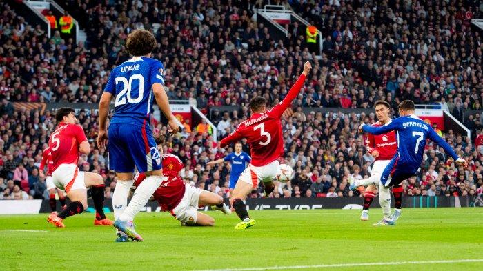 BERDUEL - Alex Berenguer (kanan) berduel dengan Noussair Mazraoui (kiri nomor 3) pada pertandingan Manchester United vs Athletic Bilbao leg 2 semifinal Liga Eropa di Old Trafford Stadium, Inggris, Jumat (9/5/2025) dini hari WIB.