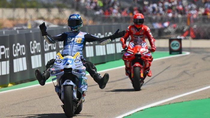 ALEX MARQUEZ - Rider Gresini Ducati asal Spanyol, Alex Marquez, berselebrasi ketika menuju parc ferme Sirkuit Aragon dalam gelaran MotoGP Aragon 2025 pada 8 Juni 2025. (Foto: MotoGP)