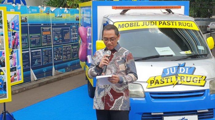 WACANA LEGALKAN KASINO - Direktur Jenderal Pengawasan Ruang Digital Kementerian Komunikasi dan Digital Alexander Sabar di kantor Komdigi, Jakarta, Kamis (15/5/2025).