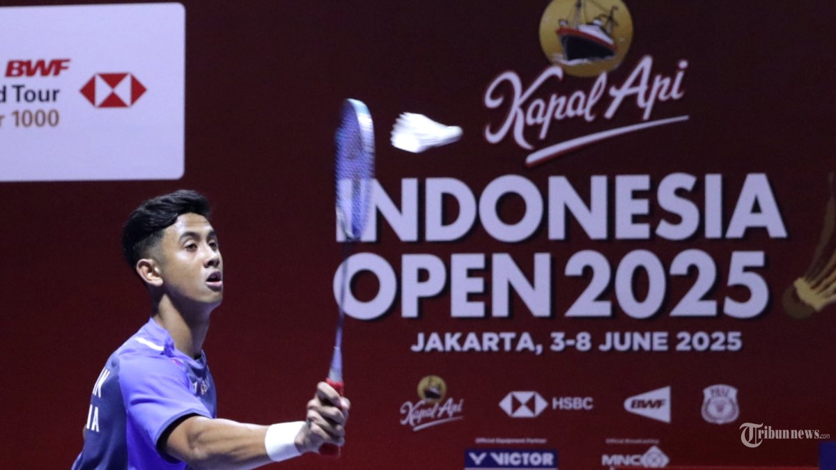 INDONESIA OPEN 2025 - Pebulu tangkis tunggal putra Indonesia Alwi Farhan mengembalikan kok ke arah pebulu tangkis tunggal putra India Prannoy H S pada babak 32 besar Kapal Api Indonesia Open 2025 di Istora Senayan, Gelora Bung Karno, Jakarta, Selasa (3/6/2025). Alwi Farhan melaju ke babak 16 besar setelah menang dengan skor 21-17 dan 21-18. TRIBUNNEWS/IRWAN RISMAWAN