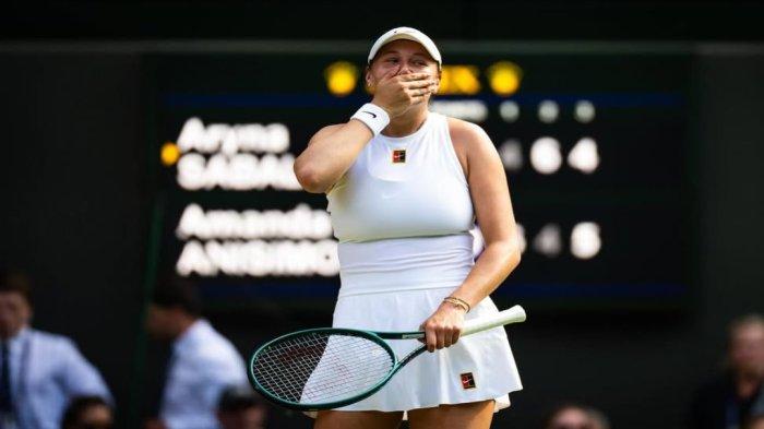 EKSPRESI KEMENANGAN ANISIMOVA - Petenis Amerika Serikat, Amanda Anisimova, merayakan kemenangan di semifinal Wimbledon 2025 setelah mengalahkan Aryna Sabalenka, Kamis (10/7/2025).