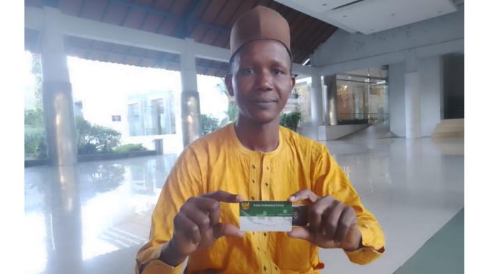 PESERTA BPJS KESEHATAN - Aminu Khidir (28), mahasiswa Univeristas Sebelas Maret (UNS) Surakarta dari Nigeria menunjukkan kartu BPJS Kesehatan yang dimilikinya, Minggu (29/6/2025). Mahasiswa jurusan Sastra Arab itu mengaku terbantu dengan BPJS Kesehatan.
