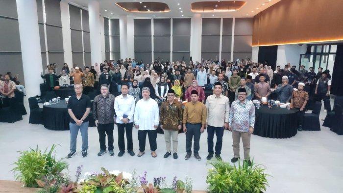 BUKU KISAH JI - Amir atau pemimpin terakhir Al Jama'ah Al Islamiyah (JI) Ustad Parawijayanto dan sejumlah narasumber mengupas buku testimonial sejarah JI yang sudah bubar setahun lalu. Bedah buku digelar di kampus Universitas Nahdlatul Ulama Yogyakarta, Gamping. (Kredit foto: Setya Krisna Sumarga)