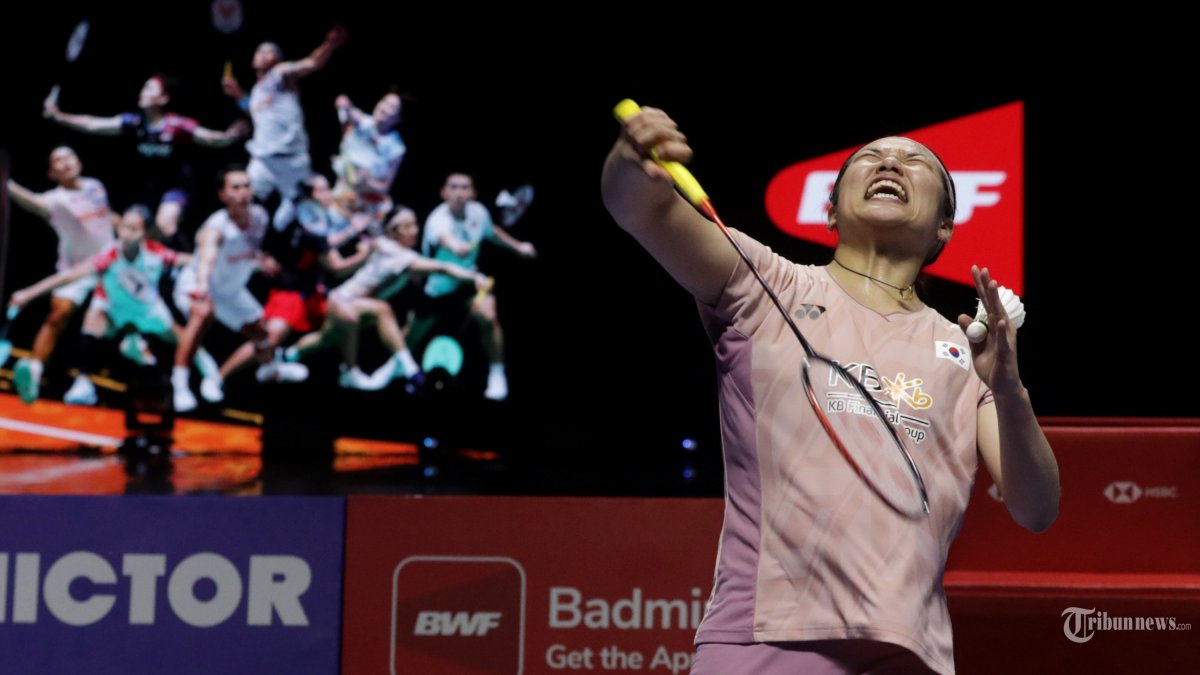 INDONESIA OPEN 2025 - Pebulu tangkis tunggal putri Korea Selatan An Se Young berselebrasi usai mengalahkan pebulu tangkis tunggal putri China Wang Zhi Yi pada babak final Kapal Api Indonesia Open 2025 di Istora Senayan, Gelora Bung Karno, Jakarta, Minggu (8/6/2025). An Se Young berhasil menjuarai Indonesia Open 2025 usai menang dengan skor 13-21, 21-19 dan 21-15. TRIBUNNEWS/IRWAN RISMAWAN