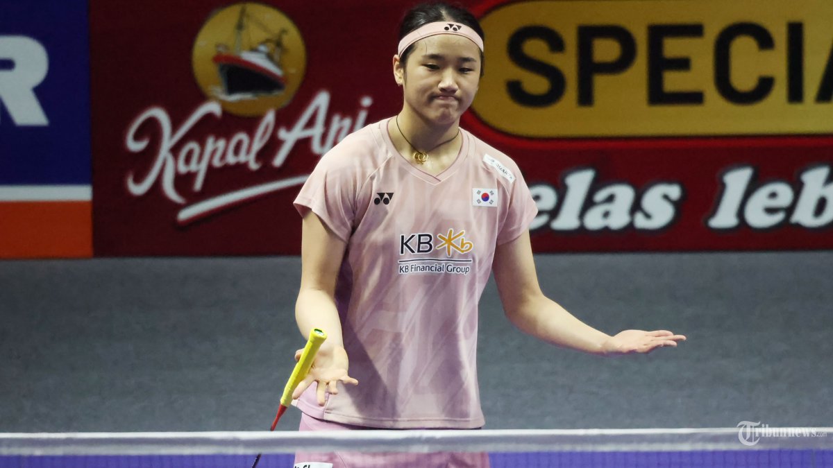 TERJATUH - Ekspresi pebulutangkis Korea Selatan, An Se Young saat melawan pebulutangkis China, Wang Zhi Yi di final Indonesia Open 2025, di Istora Senayan Jakarta, Minggu (8/6/2025). An Se Young berhasil meraih gelar juara tunggal putri Indonesia Open 2025 usai menang tiga set dengan skor 21-13, 21-19, dan 21-15. Di foto menggunakan kamera Canon EOS R1 dengan lensa RF24-105mm f/2.8L IS USM Z dan lensa RF100-500mm f/4.5-7.1L IS USM.
TRIBUNNEWS/HERUDIN