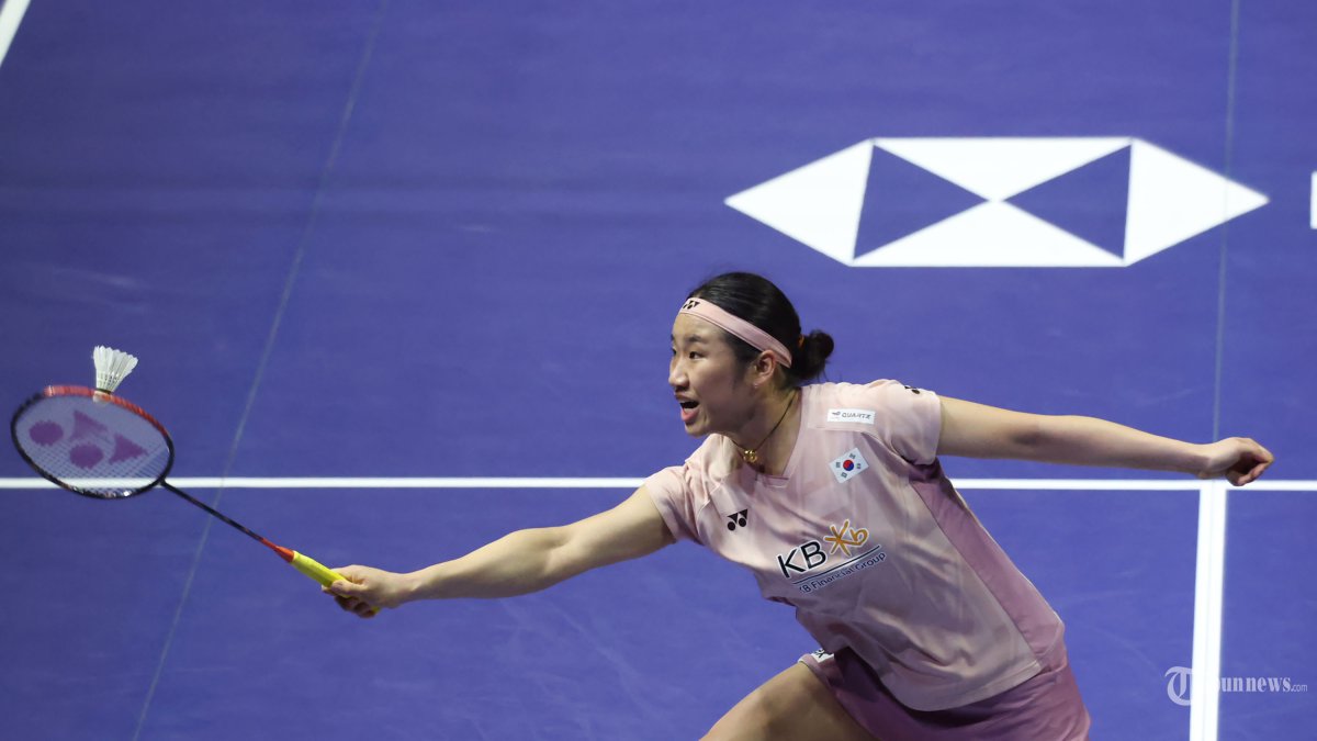 TERJATUH - Pebulutangkis Korea Selatan, An Se Young saat melawan pebulutangkis China, Wang Zhi Yi di final Indonesia Open 2025, di Istora Senayan Jakarta, Minggu (8/6/2025). An Se Young berhasil meraih gelar juara tunggal putri Indonesia Open 2025 usai menang tiga set dengan skor 21-13, 21-19, dan 21-15. Di foto menggunakan kamera Canon EOS R1 dengan lensa RF24-105mm f/2.8L IS USM Z dan lensa RF100-500mm f/4.5-7.1L IS USM. TRIBUNNEWS/HERUDIN