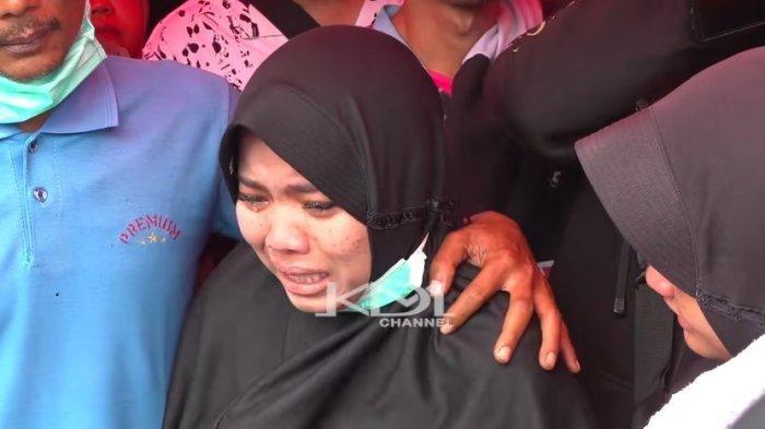 KEBERATAN DISEBUT MEMULUNG - Anak perempuan Rustiawan, salah satu korban tewas dalam ledakan pemusnahan amunisi kedaluwars di Garut, menangis di depan Gubernur Jawa Barat Dedi Mulyadi, Selasa (13/5/2025).