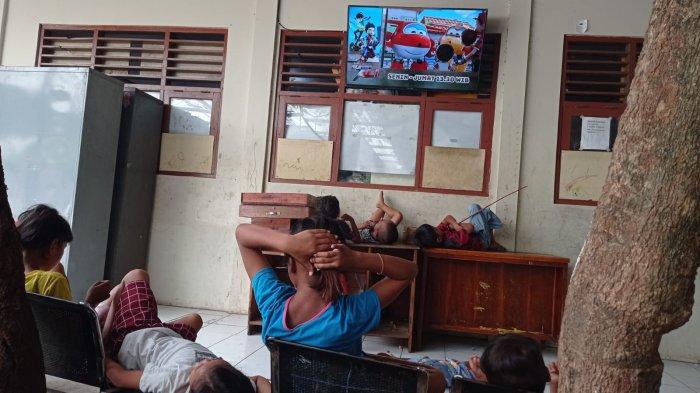 MENONTON KARTUN - Anak-anak penghuni Yayasan Lentera Surakarta tengah asyik menonton kartun di televisi Rumah Lentera Anak, tempat di mana anak penderita HIV/AIDS hidup bersama, difoto pada Rabu (7/5/2025)