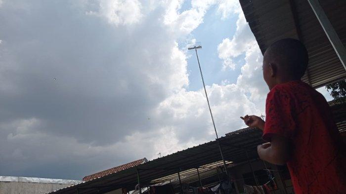 MAIN LAYANG-LAYANG - Anak penghuni Yayasan Lentera Surakarta bermain layang-layang di bawah panas terik matahari pada Rabu (7/5/2025).