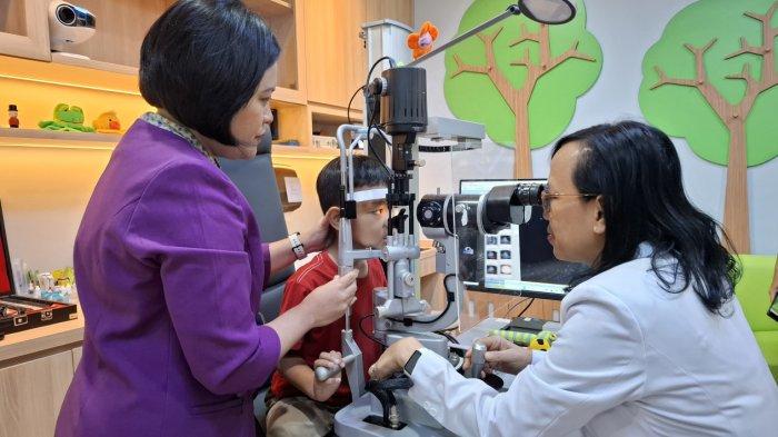 PEMERIKSAAN MATA PADA ANAK - Dokter Subspesialis Pediatric Ophthalmology and Strabismus, Dr. Hasiana Lumban Gaol, SpM, mengatakan, ada beberapa gejala non-verbal yang bisa ditunjukkan anak dalam aktivitas sehari-hari mereka. Hal disampaikan dia di RS JEC Kedoya Jakarta, Selasa (15/4/2025).