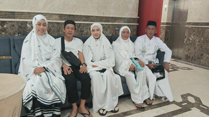 JEMAAH CALON HAJI - Andi Arifah (50) beserta istri ya Andi Rosmianti dan anggota keluarganya sat ditemui di lobby Hotel Alsadom 1 kawasan Syisyah Kota Makkah, Senin (2/6/2025).