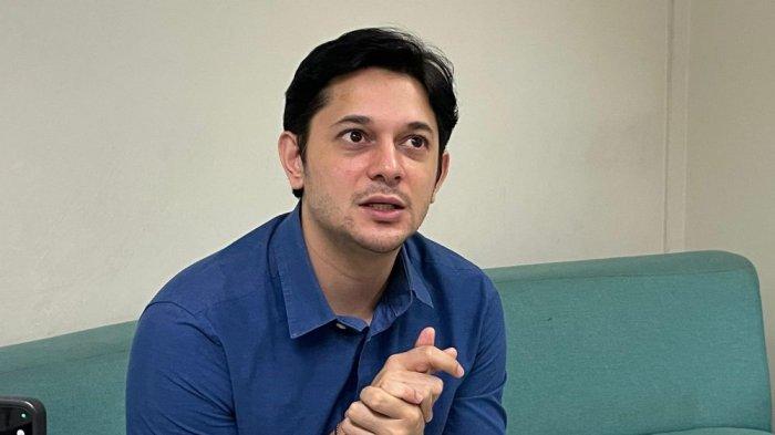 RENCANA MENIKAH LAGI - Setelah bercerai dengan Tengku Dewi pada Desember 2024 lalu, Andrew Andika siap menikahi kekasih barunya, Vio setelah resmi bertunangan. Andrew Andika ditemui di kawasan Tendean Jakarta Selatan, Senin (14/7/2025)