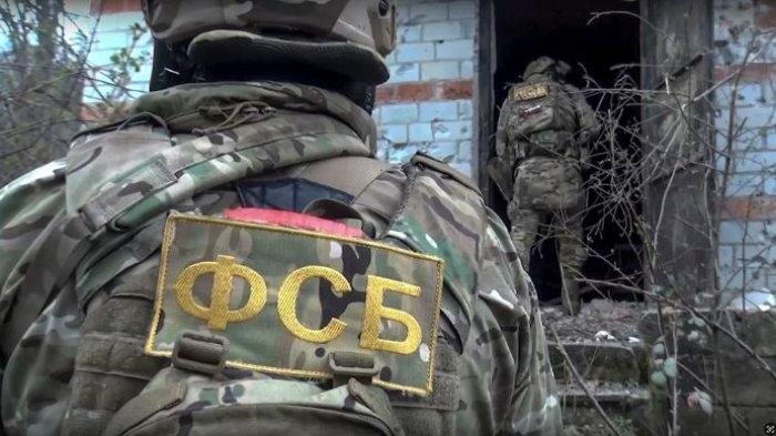 PERSONEL FSB RUSIA - Anggota pasukan khusus dari Dinas Keamanan Federal Rusia (FSB) memeriksa sebuah rumah di Nalchik, ibukota republik Kabardino-Balkaria, Rusia. Foto diambil dari video yang dirilis oleh Komite Antiterorisme Nasional Rusia pada hari Kamis, 11 April 2024.