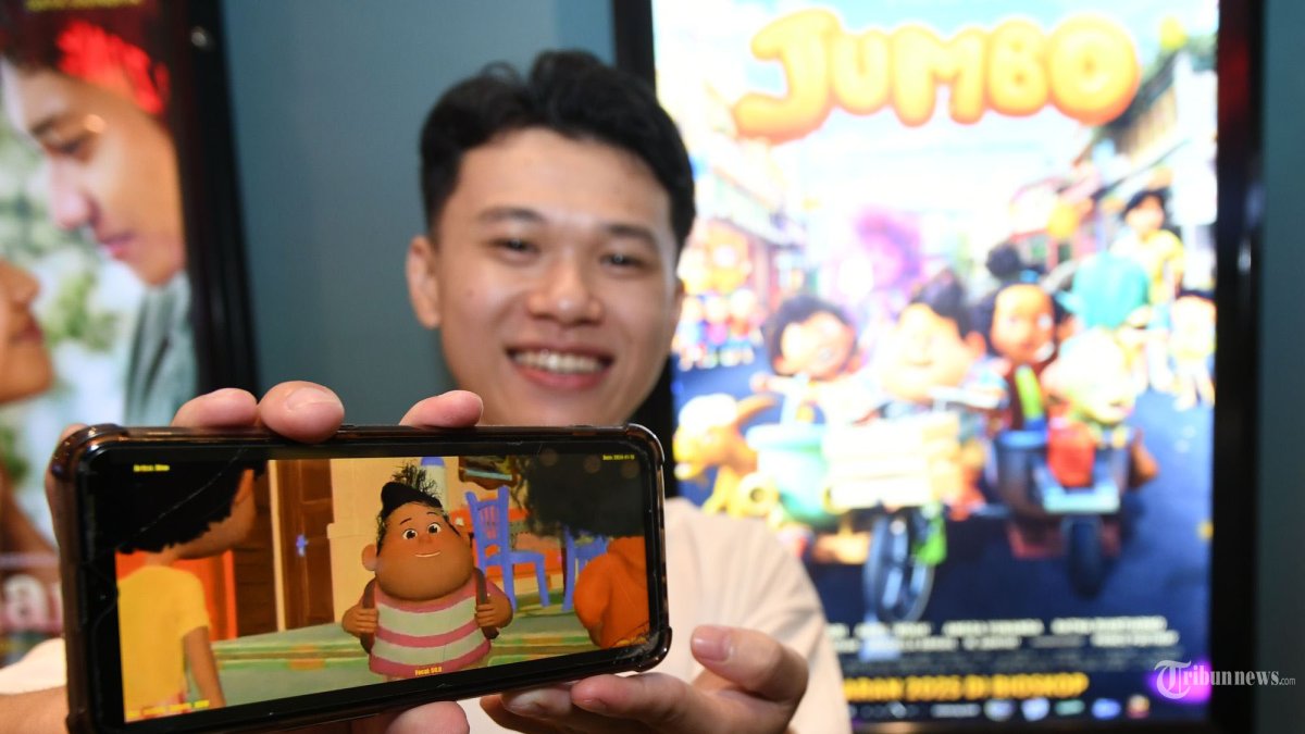 ANIMATOR JUMBO - Alumni Petra Christian University (PCU), Maximillian Serafino Suprapto yang turut andil dalam mewujudkan film Jumbo saat di CGV Maspion Square Surabaya, Senin (14/4/2025).